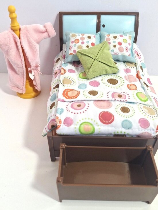 Fisher Price Other - Loving Family Deluxe Parents Bedroom 2007 Bed Pink Robe Furniture Pillows